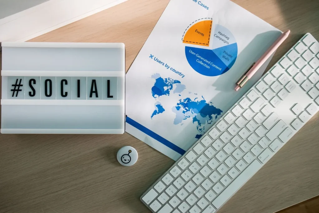 Community manager, qué hace, cómo serlo y en qué se diferencia del social media manager cursos universitarios, masteres online, iseie